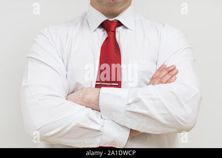 Ein Mann in einem T-Shirt hält seine Hände auf seine Brust. negative Stellungnahme. Die Unzufriedenheit Konzept. Stockfoto
