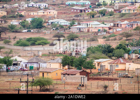 Gehäuse und Hütten formlos auf einem Hügel im ländlichen Südafrika verstreut Stockfoto