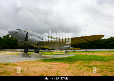 Ein USAF MacDonald Douglas DC3/C 47 Flugzeuge, geerdet und auf dem Display in einem Park im Südosten von Thailand Stockfoto