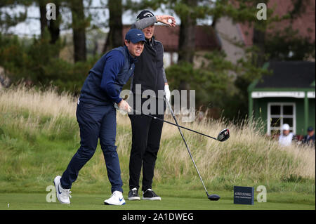 Rory McIlroy und Danny Willett auf dem 12., T-Stück während des Tages eine der Alfred Dunhill Links Championship bei Carnoustie Golf Links. Stockfoto