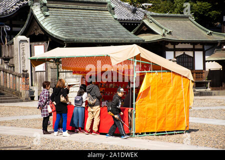 Japaner und Ausländer Reisende spielen das Spiel in der Straße Markt Festival in der naritasan Shinshoji von Narita in der Präfektur Chiba auf März Stockfoto