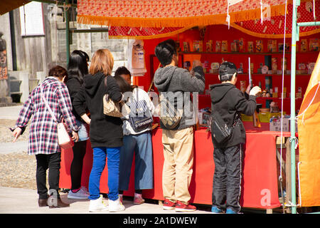 Japaner und Ausländer Reisende spielen das Spiel in der Straße Markt Festival in der naritasan Shinshoji von Narita in der Präfektur Chiba auf März Stockfoto