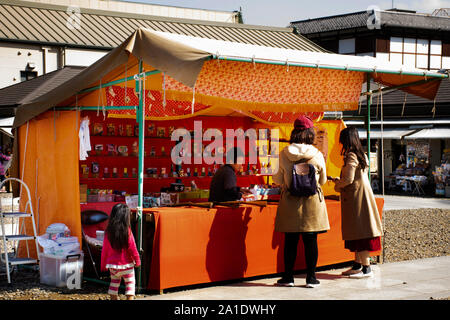 Japaner und Ausländer Reisende spielen das Spiel in der Straße Markt Festival in der naritasan Shinshoji von Narita in der Präfektur Chiba auf März Stockfoto