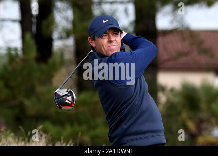 Rory McIlroy auf der 12-T-Stück am Tag einer der Alfred Dunhill Links Championship bei Carnoustie Golf Links. Stockfoto
