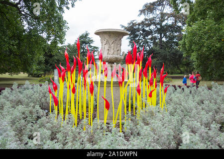 Von Dale Chihuly Malerpinsel Glas Skulpturen in den Royal Botanic Gardens, Kew, London, UK Stockfoto