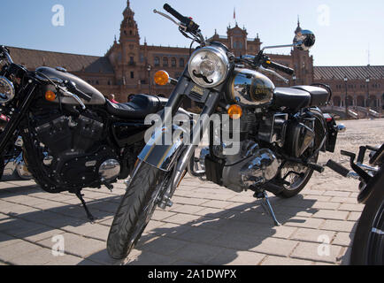 Sevilla, Andalusien, Spanien - Motorräder ausgerichtet werden, um an der Plaza de España für Ritt des Distinguished Gentleman. Stockfoto