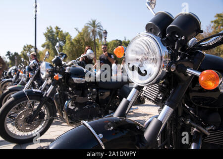 Sevilla, Andalusien, Spanien - Motorräder ausgerichtet werden, um an der Plaza de España für Ritt des Distinguished Gentleman. Stockfoto