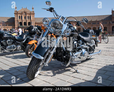 Sevilla, Andalusien, Spanien - Motorräder ausgerichtet werden, um an der Plaza de España für Ritt des Distinguished Gentleman. Stockfoto