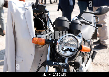 Sevilla, Andalusien, Spanien - Motorräder ausgerichtet werden, um an der Plaza de España für Ritt des Distinguished Gentleman. Stockfoto