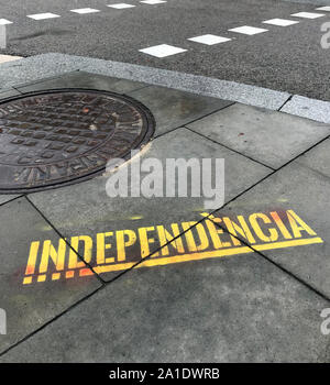 Barcelona, Spanien - 20. September 2019: Graffiti der katalanische Unabhängigkeitsbewegung auf einer Straße in Barcelona. Stockfoto