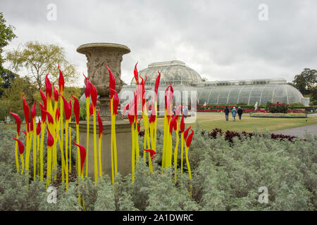 Von Dale Chihuly Malerpinsel Glas Skulpturen in den Royal Botanic Gardens, Kew, London, UK Stockfoto