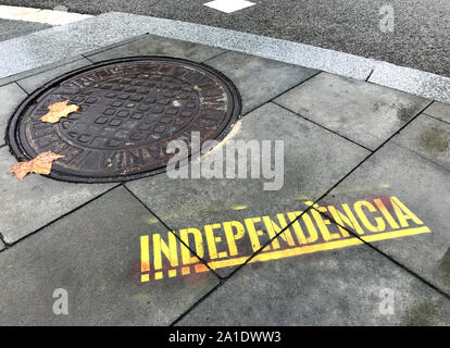 Barcelona, Spanien - 20. September 2019: Graffiti der katalanische Unabhängigkeitsbewegung auf einer Straße in Barcelona. Stockfoto