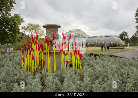 Von Dale Chihuly Malerpinsel Glas Skulpturen in den Royal Botanic Gardens, Kew, London, UK Stockfoto