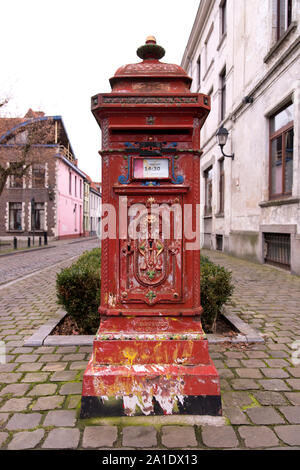 Eine alte Post Box im Prinsenhof Nachbarschaft, Gent, Ostflandern, Belgien. Stockfoto