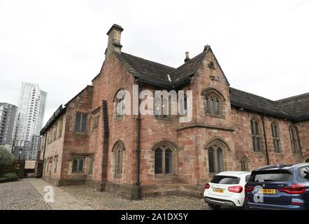 London, Großbritannien. 16 Apr, 2018. Foto auf April 16, 2018 zeigt das Äußere der Chetham's Library in Manchester, Großbritannien. Credit: Han Yan/Xinhua/Alamy leben Nachrichten Stockfoto