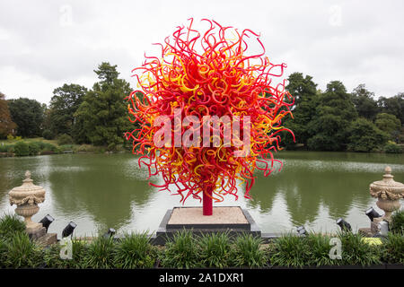 Von Dale Chihuly Glas Sommer Sonne Skulptur an der Royal Botanic Gardens, Kew, London, UK Stockfoto