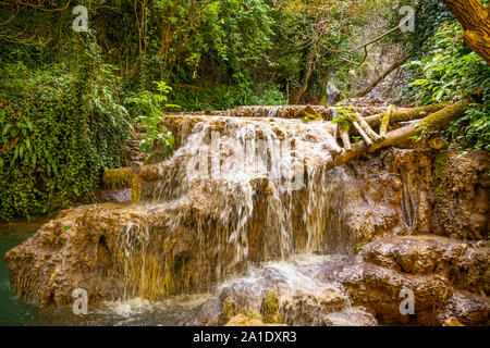 Krushuna Wasserfälle sind eine Reihe von Wasserfällen im Norden von Bulgarien, in der Nähe von Lowetsch. Sie sind berühmt für ihre Landschaft und Flüsse. Stockfoto