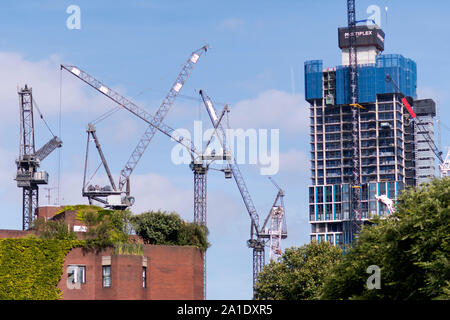 Botschaft bau Gärten weiter in neun Elms im Süden Londons. Juli 22, 2019 Stockfoto