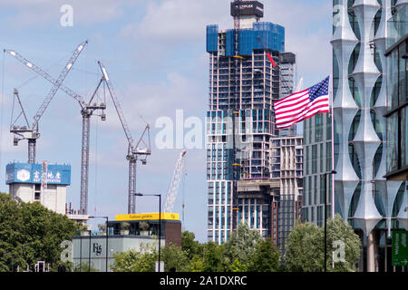 Botschaft bau Gärten weiter in neun Elms im Süden Londons. Juli 22, 2019 Stockfoto