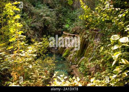 Krushuna Wasserfälle sind eine Reihe von Wasserfällen im Norden von Bulgarien, in der Nähe von Lowetsch. Sie sind berühmt für ihre Landschaft und Flüsse. Stockfoto