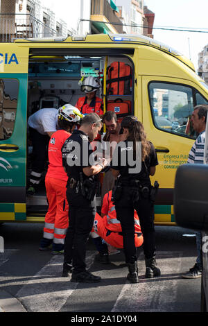 Spanisch Rettungsdienste, Feuerwehr, Polizei und Krankenwagen reagieren bei einem Wohnungsbrand in Sevilla, die Hauptstadt von Andalusien, Spanien. Stockfoto