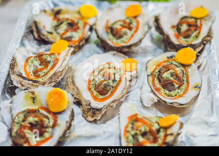 Frische leckere Meeresfrüchte serviert auf Crushed Eis, Nahaufnahme. Stockfoto