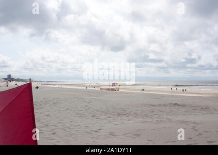 Blick nach Süden entlang der Küste in Nieuwport, Westflandern, Belgien. Nordsee im Hintergrund. Stockfoto