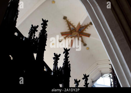 Holzschnitzereien auf Chorgestühl mit der Decke, die im Hintergrund in der Kathedrale Unserer Lieben Frau, Antwerpen, Flandern, Belgien gesehen. Stockfoto