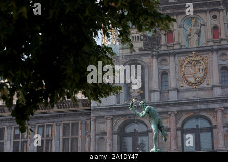 Statue von Silvius Brabo, Slayer von druon Antigoon, in der Grote Markt mit der Antwerpen Antwerpen Rathaus (Stadhuis) im Hintergrund. Stockfoto