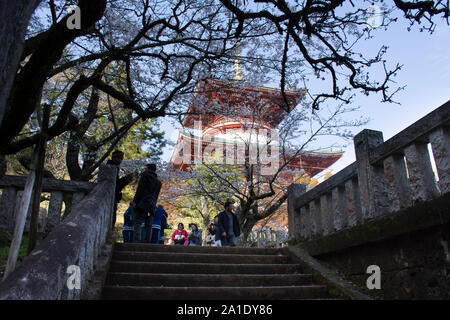 Japaner und Ausländer Reisenden zu Fuß besuchen und das Beten in Daitou oder große Pagode der Naritasan Shinshoji Temple in der Präfektur Chiba auf März Stockfoto