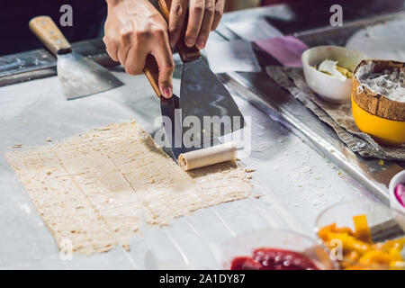Thailand Wok gebratenes Eis rollt mit freeze Pan. Organische, natürliche gerollt Eis, Dessert. Wokgemüse Eis aus Milch und frische Stra Stockfoto