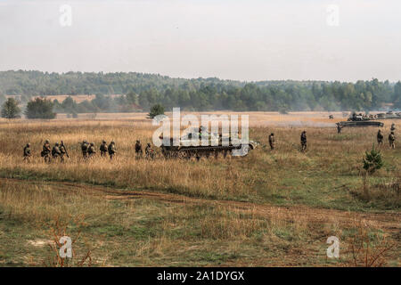 Die 10. Berg Assault Brigade führt kombinierte Waffen arbeiten während ihrer Brigade Feld Training übung (Ftx) in Combat Training Center-Yavoriv, Sept. 25 2019. Stockfoto