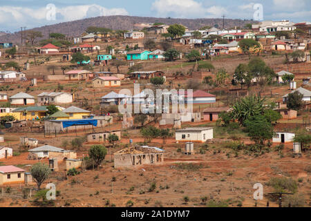 Gehäuse und Hütten formlos auf einem Hügel im ländlichen Südafrika verstreut Stockfoto