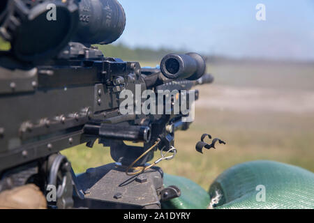 Ein US-Marine mit 2. Strafverfolgung Bataillon, II Marine Expeditionary Force Information Group, Brände ein M240B Maschinengewehr während Waffen Einarbeitung Training in Camp Lejeune, N.C., Sept. 19, 2019. Das Ziel der Ausbildung ist die Marines Genauigkeit, Kommunikationsfähigkeit und unterstützungsfeuer Funktionen mit der M240B Maschinengewehr zu verbessern, um für kommende Aufgaben vorzubereiten. (U.S. Marine Corps Foto von Cpl. Austin Livingston) Stockfoto