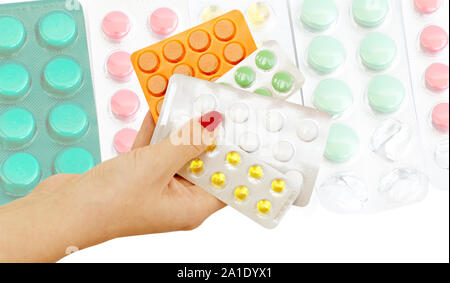 Die Pillen in den Händen der ärzte vor dem Hintergrund der unterschiedlichen Tabletten Krankheiten zu behandeln Stockfoto