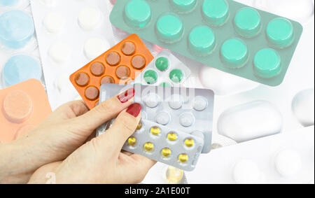 Die Pillen in den Händen der ärzte vor dem Hintergrund der unterschiedlichen Tabletten Krankheiten zu behandeln Stockfoto
