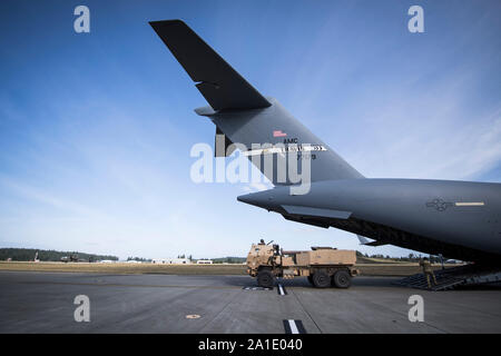 Ein U.S. Army High Mobility Artillery Rocket System (HIMARS), 17 Field Artillery Brigade, Joint Base Lewis-McChord, ist von einem US Air Force C-17 Globemaster III, 60 Air Mobility Wing, Travis Air Force Base, Kalifornien, nach Abschluss des HIMARS schnelle Infiltration (HI-Regen) Training Mission während der Übung Mobilität Guardian2019, grau Army Airfield, Washington, Sept. 25, 2019 ausgelagert. Übung Mobilität Guardian Air Mobility Command's Premier, großräumige Mobilität ausüben. Durch robuste und einschlägiger Ausbildung, Mobilität Guardian verbessert die Bereitschaft und die Möglichkeiten der Mobilität Luft Stockfoto