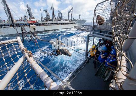 190924-N-ER 318-1062 SOUTH CHINA SEA (Sept. 24, 2019) Segler, die ticonderoga-Klasse geführte-missile Cruiser USS Antietam (CG54), bereiten Sie eine Sonde aus der laufenden Auffüllung öler USNS John Ericsson (T-AO-194) während einer Nachlieferung erhalten-auf-See. Antietam freut sich auf die US-Flotte 7 Bereich für Maßnahmen zur Erhöhung der Sicherheit und Stabilität in der indopazifischen Region bereitgestellt (U.S. Marine Foto von Mass Communication Specialist 2. Klasse William McCann) Stockfoto