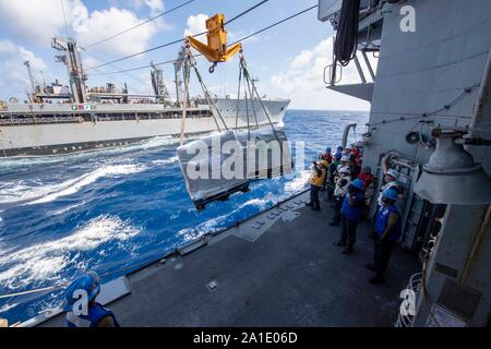 190924-N-ER 318-1105 SOUTH CHINA SEA (Sept. 24, 2019) Segler, die ticonderoga-Klasse geführte-missile Cruiser USS Antietam (CG54) Vorbereitung auf die Lieferungen aus der Henry J. Kaiser-Klasse unterwegs Auffüllung öler USNS John Ericsson (T-AO-194) während einer laufenden Nachschub erhalten. Antietam freut sich auf die US-Flotte 7 Bereich für Maßnahmen zur Erhöhung der Sicherheit und Stabilität in der indopazifischen Region bereitgestellt (U.S. Marine Foto von Mass Communication Specialist 2. Klasse William McCann/Freigegeben) Stockfoto