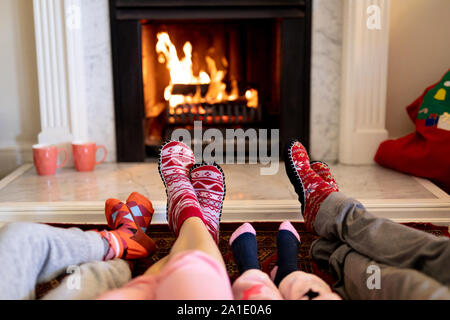 Familie zu Hause an Weihnachten Stockfoto