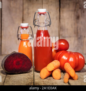 Konzept gesunde Gemüse Saft, Zutaten, die in einem rustikalen Holzmöbeln Hintergrund Stockfoto