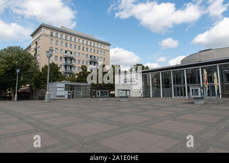 Wohnhaus und Kosmos, ein Ex-Kino in der Karl-Marx-Allee, Berlin.//Apartment Gebäude und Kosmos, ein ex-Kino auf der Karl-Marx-Allee, Berlin, Deutschland. Stockfoto