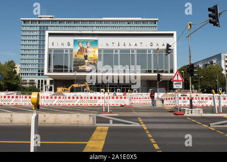 Kino International, ein Kino an der Karl-Marx-Allee, Berlin. // Kino International, ein Kino entlang der Karl-Marx-Allee, Berlin, Deutschland. Stockfoto