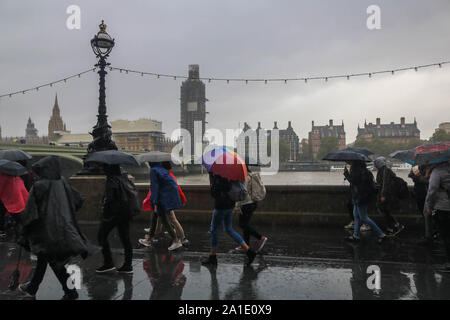 London, Großbritannien - 26 September 2019. Fußgänger mit Sonnenschirmen trotzen dem regen Duschen am Ufer der Themse. Credit: Amer ghazzal/Alamy leben Nachrichten Stockfoto