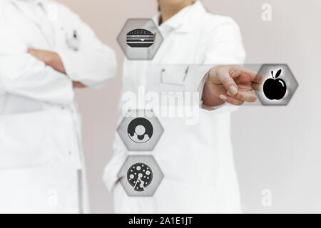 Zwei Sanitäter Arbeiter zeigen den richtigen Weg für eine gesunde Ernährung Stockfoto