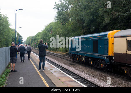 Die Birmingham Balti Enthusiasten ausflug Zug am Bahnhof Warwick, Warwickshire, Großbritannien Stockfoto