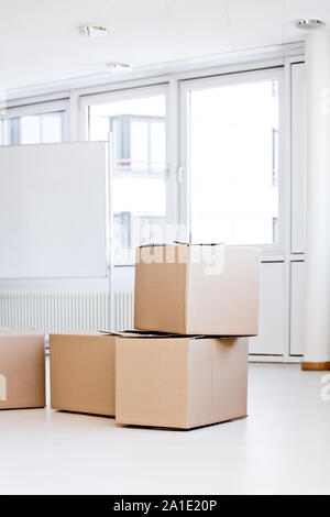 Konzept das Verschieben eines Büros in einem weißen Raum Stockfoto