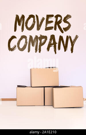 Rosa Zimmer mit Boxen und Text movers Unternehmen Stockfoto
