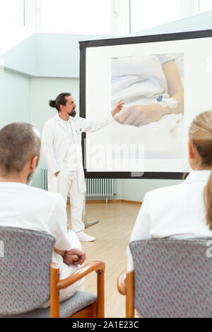 Medizin Personal ist ein treffen, reden über Katheter Stockfoto