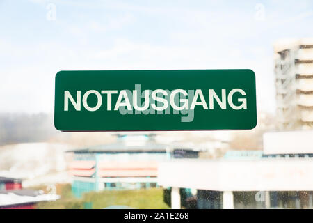 Glastür mit grünen Schild und deutsche Wort Notausgang Notausgang, d. h. Stockfoto